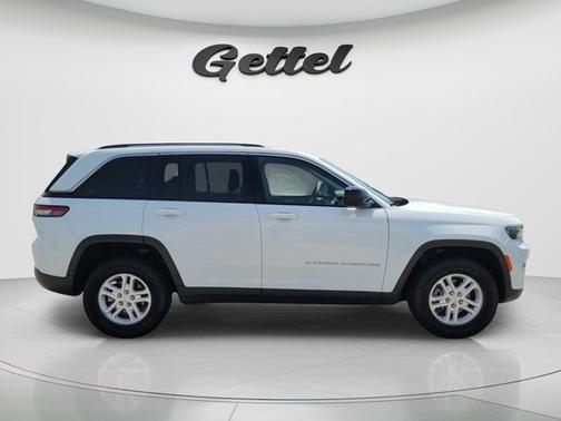 Bright White Clearcoat 2023 Jeep Grand Cherokee Laredo