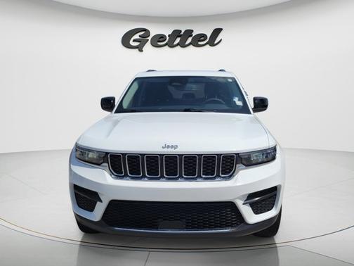 Bright White Clearcoat 2023 Jeep Grand Cherokee Laredo