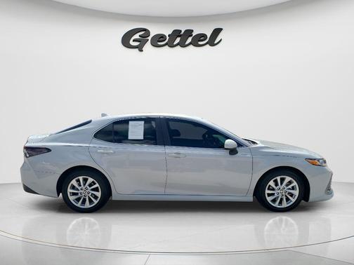Ice 2023 Toyota Camry LE