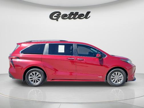 Pearl 2021 Toyota Sienna XLE