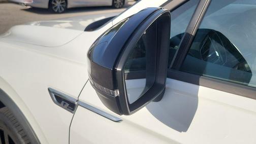 2021 Volkswagen Tiguan 2.0T SE R-Line Black