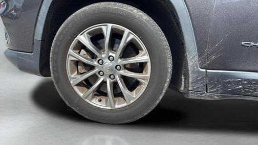 Crystal Metallic 2019 Jeep Cherokee Latitude Plus