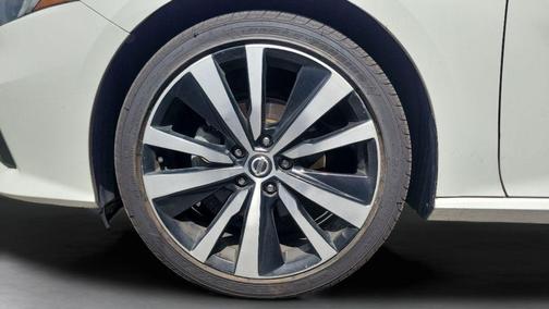 Glacier White 2021 Nissan Altima 2.5 SR