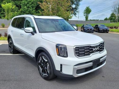 Glacial White Pearl 2024 Kia Telluride S