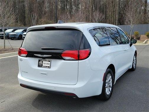 2025 Chrysler Voyager LX