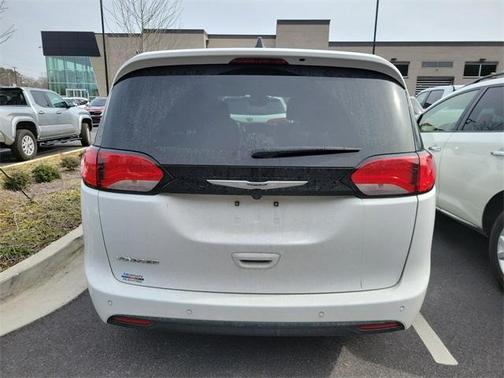 2025 Chrysler Voyager LX