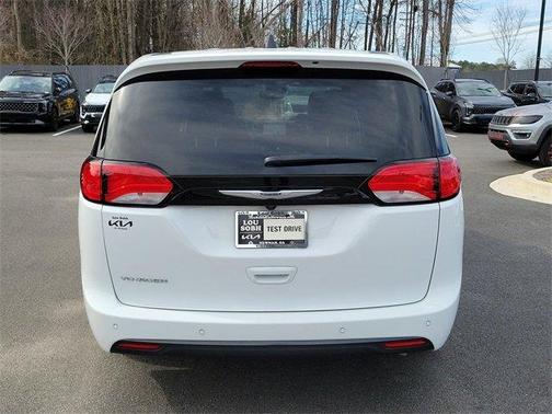 2025 Chrysler Voyager LX