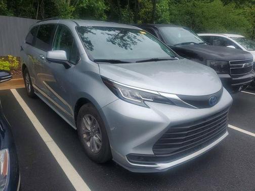 Celestial Silver Metallic 2021 Toyota Sienna LE