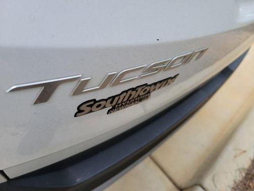 White Pearl 2025 Hyundai TUCSON SE