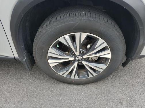 Brilliant Silver Metallic 2021 Nissan Rogue SV