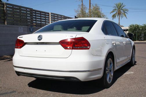 White 2015 Volkswagen Passat 1.8T Auto SE w/Sunroof & Nav