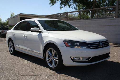 White 2015 Volkswagen Passat 1.8T Auto SE w/Sunroof & Nav
