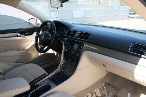White 2015 Volkswagen Passat 1.8T Auto SE w/Sunroof & Nav