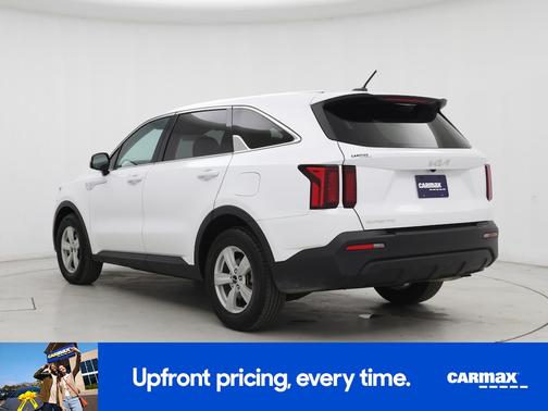 White 2023 Kia Sorento LX
