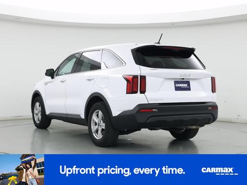 White 2023 Kia Sorento LX