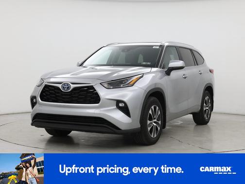 Silver 2023 Toyota Highlander Hybrid XLE