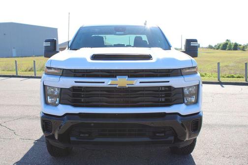 Summit White 2026 Chevrolet Silverado 2500 Custom