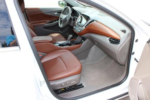 Iridescent Pearl Tricoat 2016 Chevrolet Malibu 1LT