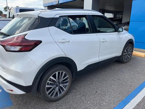 2022 Nissan Kicks SV