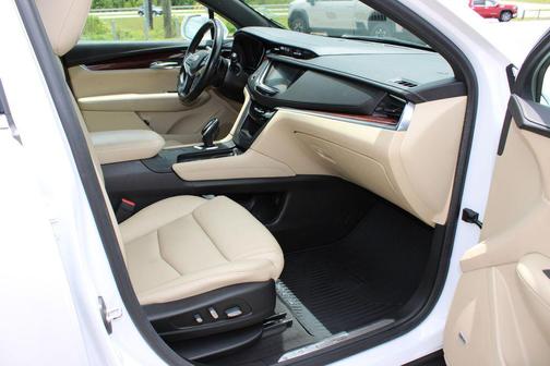 Crystal White Tricoat 2019 Cadillac XT5 Luxury