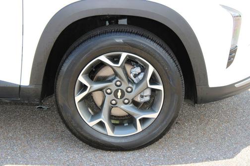 Summit White 2025 Chevrolet Trax LT