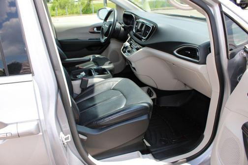 Billet Silver Metallic Clearcoat 2018 Chrysler Pacifica Touring-L