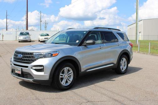 Iconic Silver Metallic 2021 Ford Explorer XLT