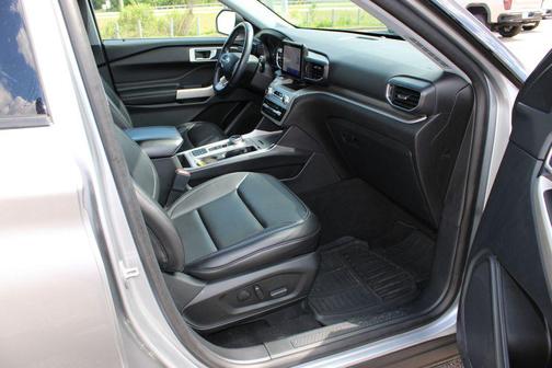 Iconic Silver Metallic 2021 Ford Explorer XLT