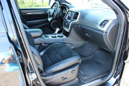 Diamond Black Crystal Pearlcoat 2018 Jeep Grand Cherokee SRT