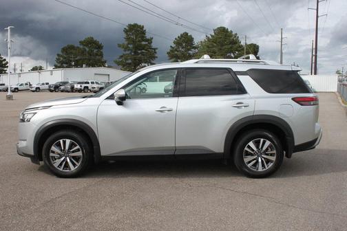 2023 Nissan Pathfinder SL 4WD