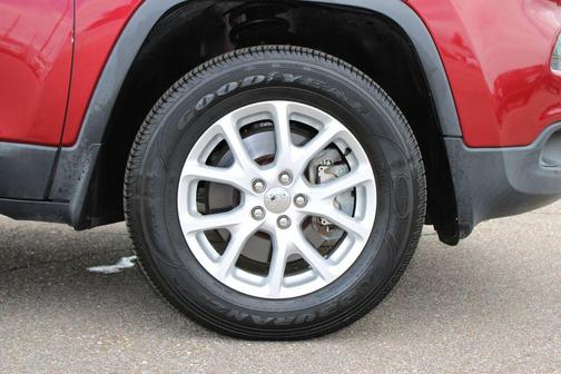 Deep Cherry Red Crystal Pearlcoat 2016 Jeep Cherokee Latitude