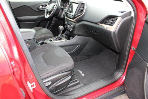 Deep Cherry Red Crystal Pearlcoat 2016 Jeep Cherokee Latitude