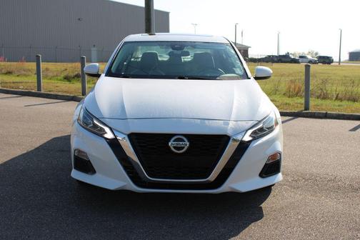 Pearl White Tricoat 2022 Nissan Altima 2.5 SV