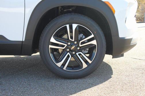 Summit White 2026 Chevrolet Trailblazer LT