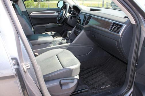 Platinum Gray Metallic 2019 Volkswagen Atlas 3.6L SE w/Technology