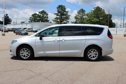 Silver Mist Clearcoat 2024 Chrysler Voyager LX