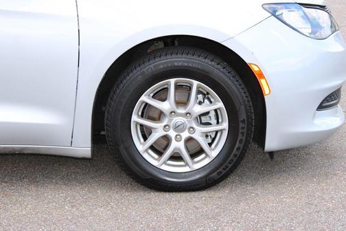 Silver Mist Clearcoat 2024 Chrysler Voyager LX