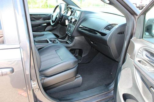 Granite Crystal Metallic Clearcoat 2016 Chrysler Town & Country S