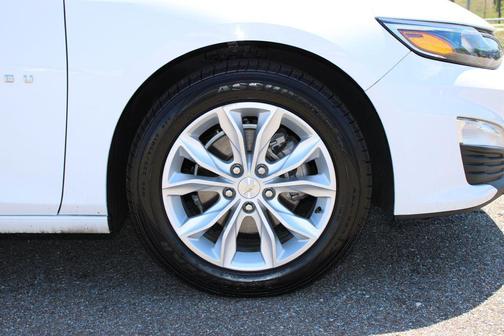 Summit White 2023 Chevrolet Malibu FWD 1LT