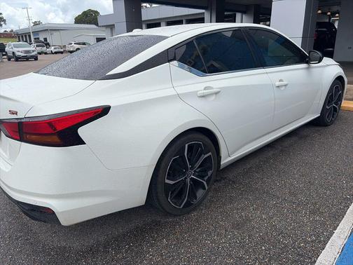 Glacier White 2023 Nissan Altima SR FWD