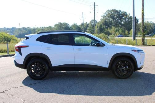 Summit White 2026 Chevrolet Trax FWD ACTIV