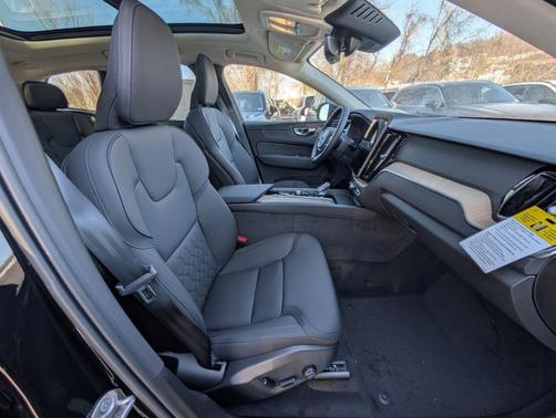 Onyx Black Metallic 2026 Volvo XC60 B5 Plus