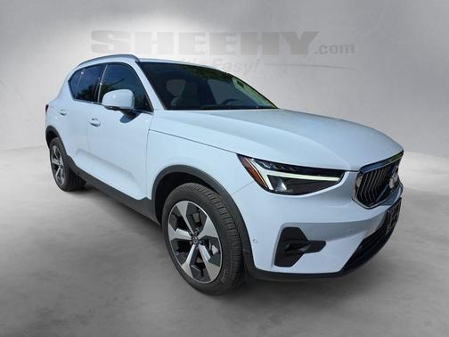 Cloud 9 White 2024 Volvo XC40 B5 Plus Bright Theme
