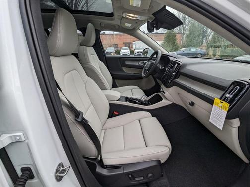 2025 Volvo XC40 B5 Plus Bright Theme