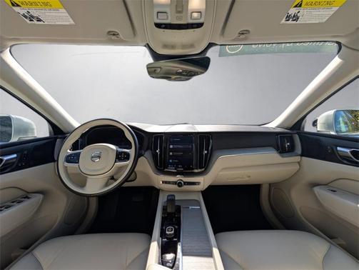2023 Volvo XC60 B5 Plus Bright Theme