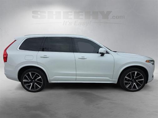 2022 Volvo XC90 T6 Momentum 7 Passenger