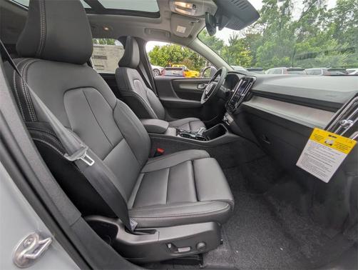 2025 Volvo XC40 B5 Plus Bright Theme