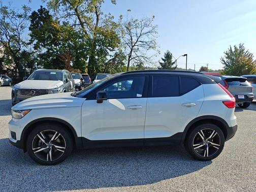 Crystal White 2022 Volvo XC40 T5 R-Design
