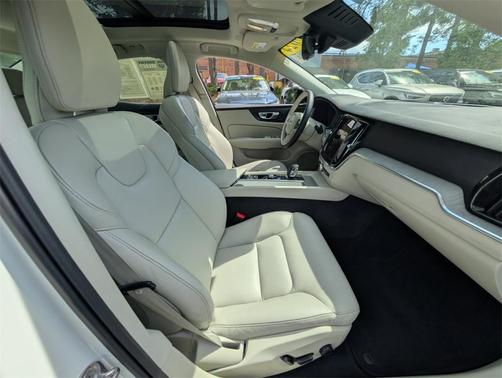 2024 Volvo S60 B5 Plus Dark Theme