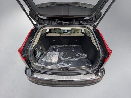 Onyx Black Metallic 2026 Volvo V60 Cross Country B5 Plus